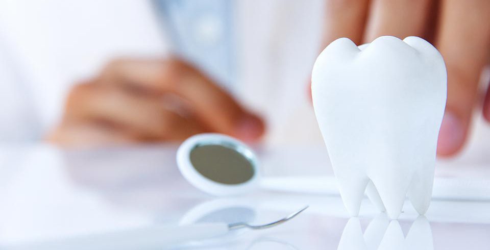 مواردی که دندان پزشک بیمار را به متخصص اندودنتیست ارجاع می‌دهد