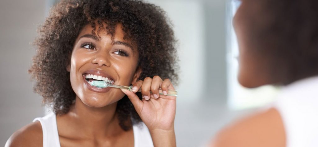 کلینیک دندانپزشکی آرکا - دندانپزشکی کودکان - تمیز کردن دندان‌های شیری