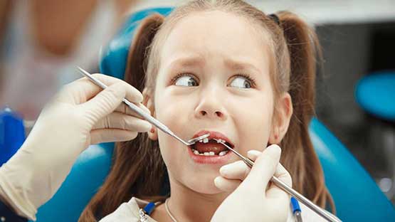 اولین معاینه دندان پزشکی در کودکان چه زمانی انجام می‌شود؟