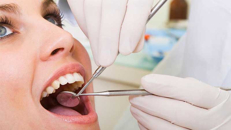 چه عواملی درد ایمپلنت دندان را به حداقل می‌رساند؟