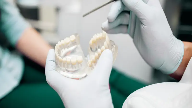 دلیل استفاده از پروتز متحرک و ایمپلنت دندان