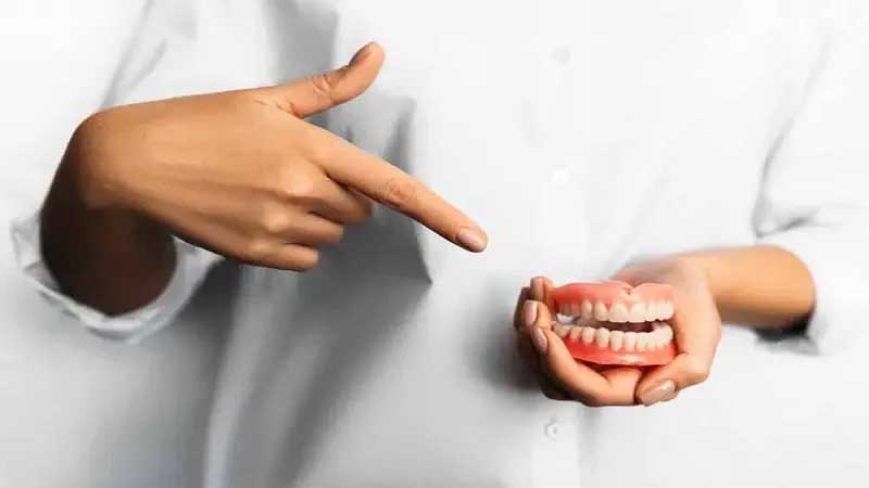 پروتز ثابت دندان چیست؛ مراحل درمان و نحوه‌ی انجام آن