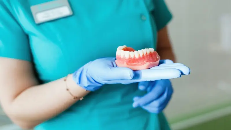 پروتز دندان نیمه متحرک یا اوردنچر چیست؟