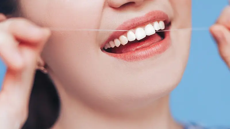 کشیدن نخ دندان چطور به لثه‌ها کمک می‌کند؟