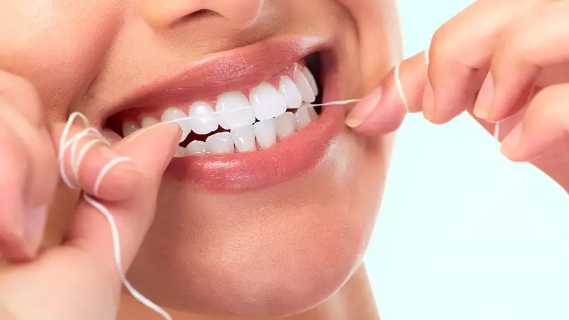 تمیز کردن فاصله بین دندان ها